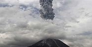Endonezya'da 2 yanardağ faaliyete geçti