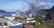 Endonezya'da göstericiler binaları ateşe verdi