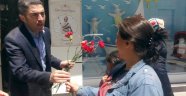 Enver Kiraz, Annelere Karanfil Dağıttı