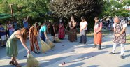 Erkekler kadına yönelik şiddeti etek giyerek protesto etti