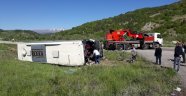 Erzincan'da yolcu otobüsü devrildi: 19 yaralı