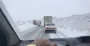 Erzurum'da buzda kayan tır yolu ulaşıma kapattı