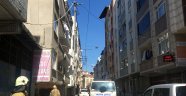 Esenler'de bir evin çatısı karşı binaya uçtu