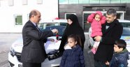 Esenlik'ten otomobil kazanan şanslı talihliler araçlarını teslim aldı