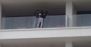 Eşiyle kavga eden şahıs 29. kattaki evin balkonunda intihara kalkıştı