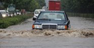 Eskişehir'de sağanak yağış sonucu yollar göle döndü