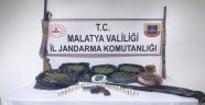 Esrar ve silahlar ele geçirildi