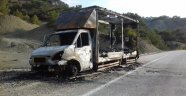 Ev malzemeleri yüklü kamyonet yandı