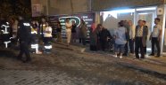 Evi yanan yaşlı çifti komşuları kurtardı
