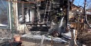 Evi yanan yaşlı kadın gözyaşlarını tutamadı