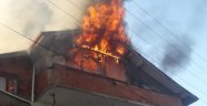 Evin çatısında çıkan yangın korkuttu