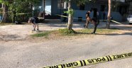 Evinin önünde ayağından vuruldu
