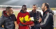 Evkur Yeni Malatyaspor taraftarı Dialiba'ya çiçek verdi