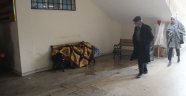 Evsiz adam buz gibi havada bankta yatıyor