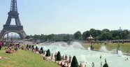 Eyfel'in çevresini plaja çevirdiler