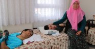 Fedakar anne hayatını engelli ikizlerine adadı
