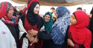 Filistinli gençler Gazze sınırında nişanlandı