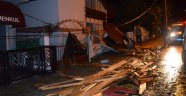 Fırtına: Ağaçlar devrildi çatılar uçtu