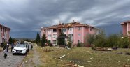 Fırtına apartman çatısını uçurdu