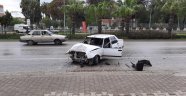 Forklifte çarpan otomobil hurdaya döndü: 2 yaralı