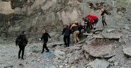 Fotoğraf çektirmek için çıktığı kayalıklardan uçuruma yuvarlandı