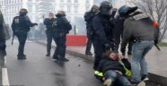 Fransız polisi bir Sarı Yelekliyi yerlerde sürükledi