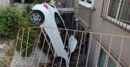 Fren yerine gaza basınca apartman boşluğuna uçtu
