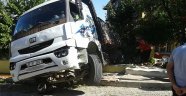 Freni boşalan kamyon evin bahçesine uçtu: 1 yaralı