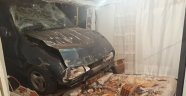 Freni boşalan otomobil eve girdi