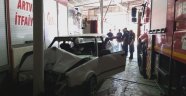 Freni boşalan otomobil itfaiye araç parkına girdi