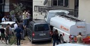 Freni boşalan tanker apartmana çarptı