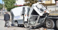 Freni boşalan temizlik aracı tıra çarptı