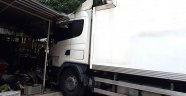 Freni boşalan tır bakkala girdi