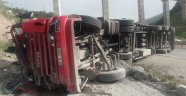 Freni boşalan tır kaza yaptı sürücüsü yaralandı