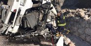 Freni boşalan tır taklalar atarak durabildi: 1 ölü