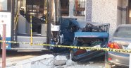 Freni patlayan belediye otobüsü araçların arasına daldı: 3 yaralı