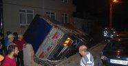 Freni patlayan kamyon evin bahçesine uçtu
