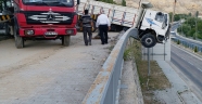 Freni patlayan kamyon istinat duvarında asılı kaldı