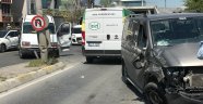 Gaziosmanpaşa'da 3 araç birbirine girdi: 1 yaralı