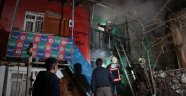Gecekonduda tüp patladı, ev sakinleri can havliyle kendini sokağa attı