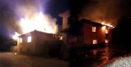 Gecenin karanlığını aydınlatan alevler 2 katlı evi küle çevirdi