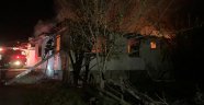 Gediz'de alev alev yanan ev küle döndü