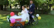 Gelin ve damat nikaha da bisikletle geldi