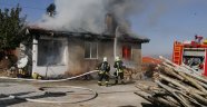 Genç kadını alevlerin arasından itfaiye kurtardı