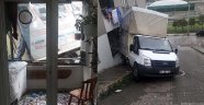Geri kayan kamyonet evin cam balkonundan içeriye girdi