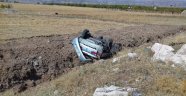 Gölbaşı'nda hafif ticari araç takla attı: 2 Yaralı