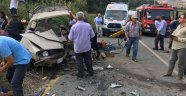 Gördes'te 2 otomobil çarpıştı: 7 yaralı