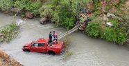 Gümüşhane'de kamyonet Harşit Çayına uçtu: 2 yaralı