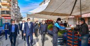 Gürkan pazarı ziyaret edip maske dağıttı