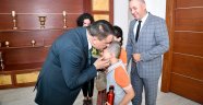 Gürkan ziyarete gelen öğrencileri makamında karşıladı